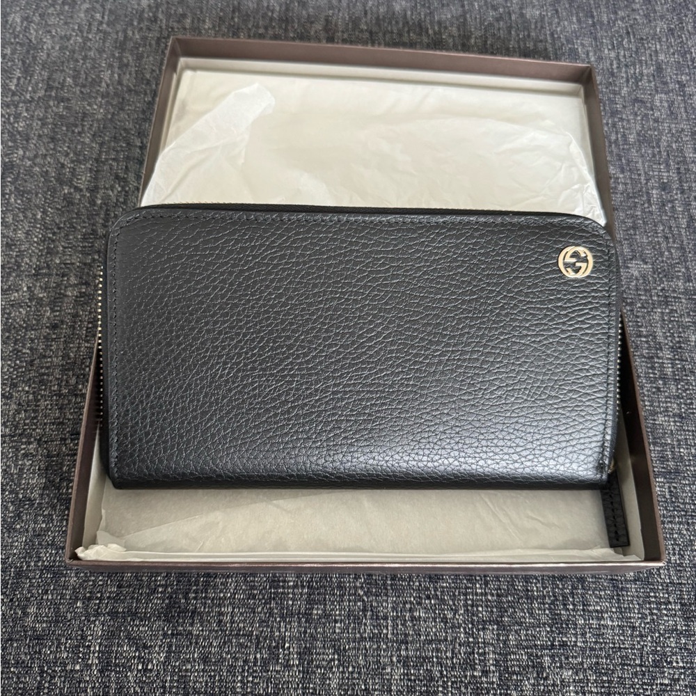 Gucci zip wallet - interlocking G